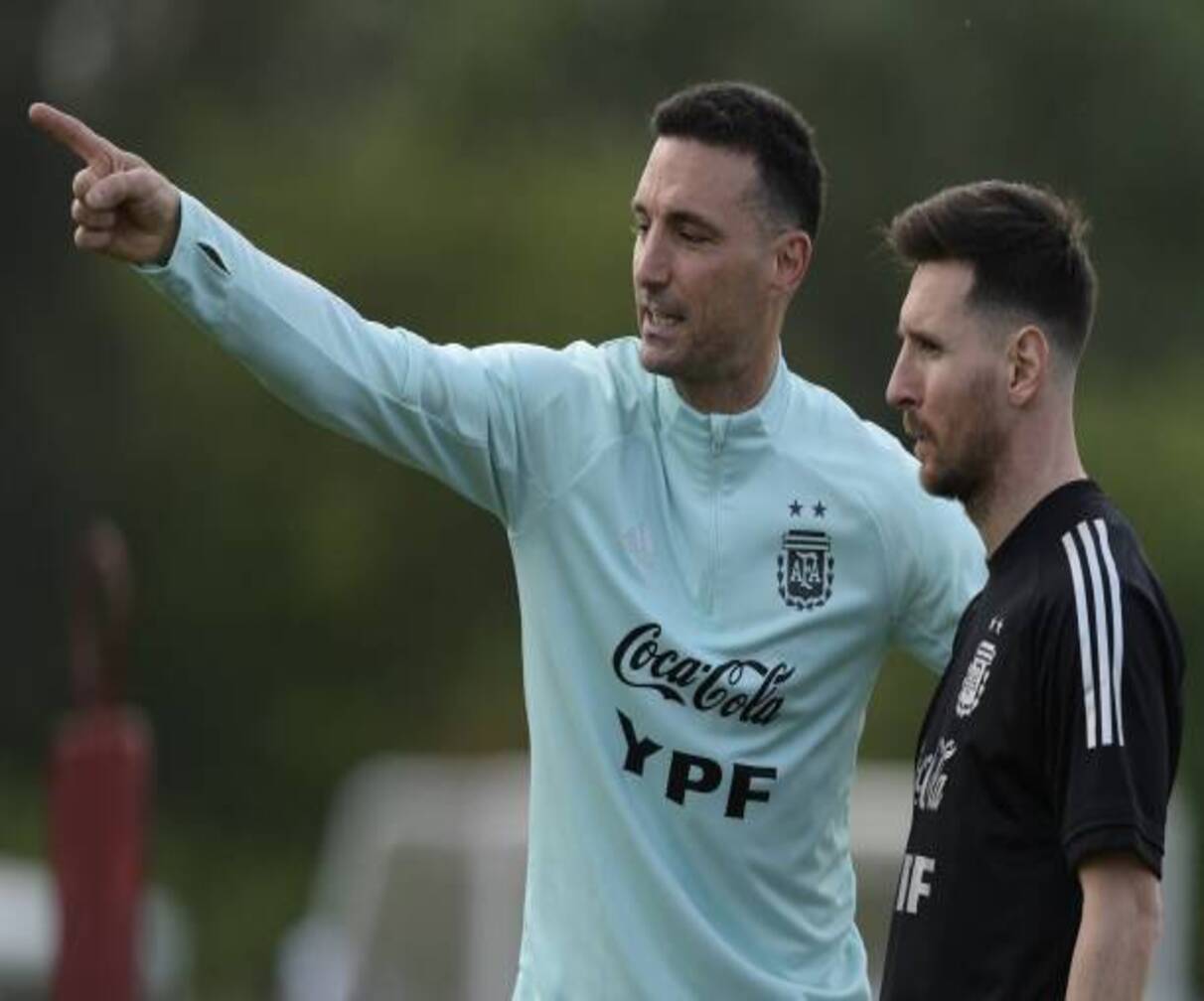 Lionel Messi with Lionel Scaloni during a training session