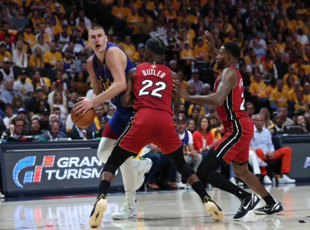 Nikola Jokic tries to pass the mark of Jimmy Buttler for Miami Heat